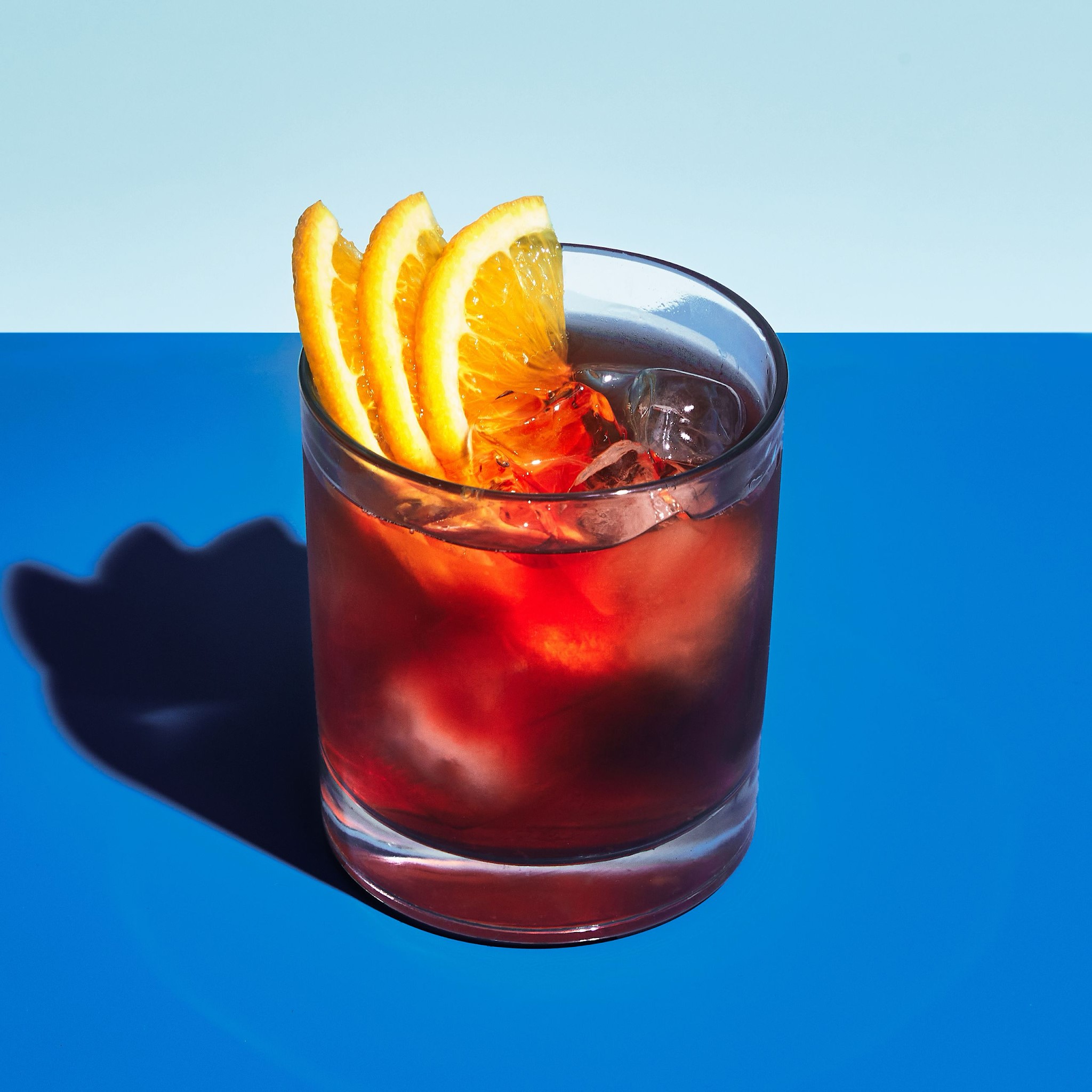 Zamanı Durduran Karışım: Bezgin Negroni ve Rehavetin Felsefesi